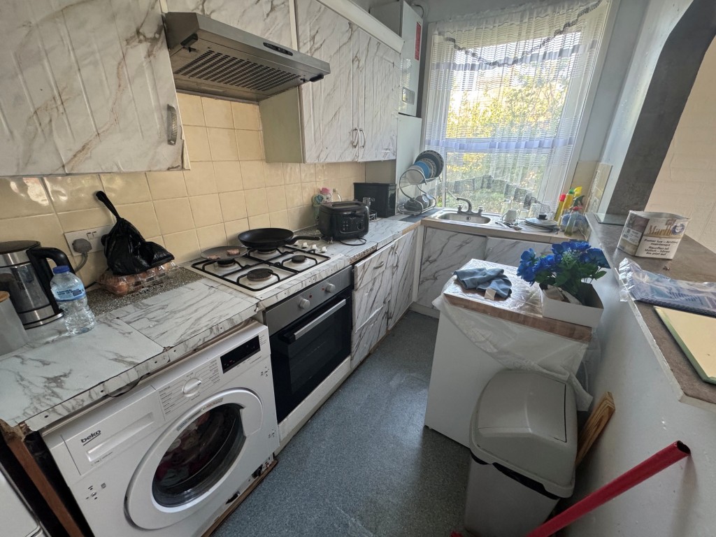 Lot: 72 - FREEHOLD BLOCK OF FOUR FLATS - Flat 3 - Kitchen
